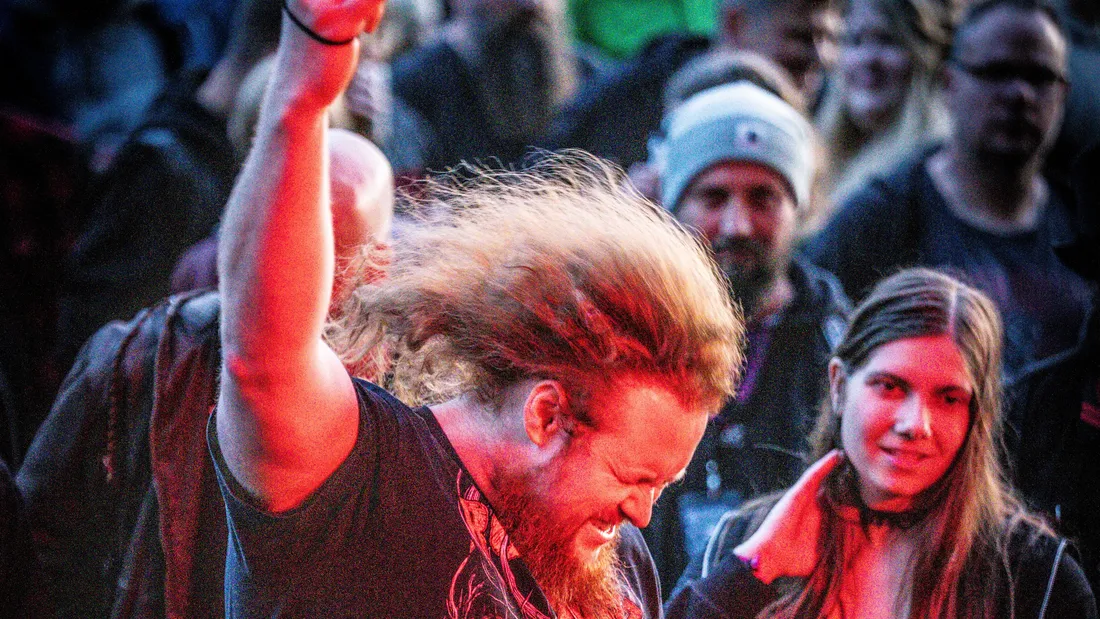Festivalgast beim Headbangen im Publikum, Holtebüttel Rockt 2026