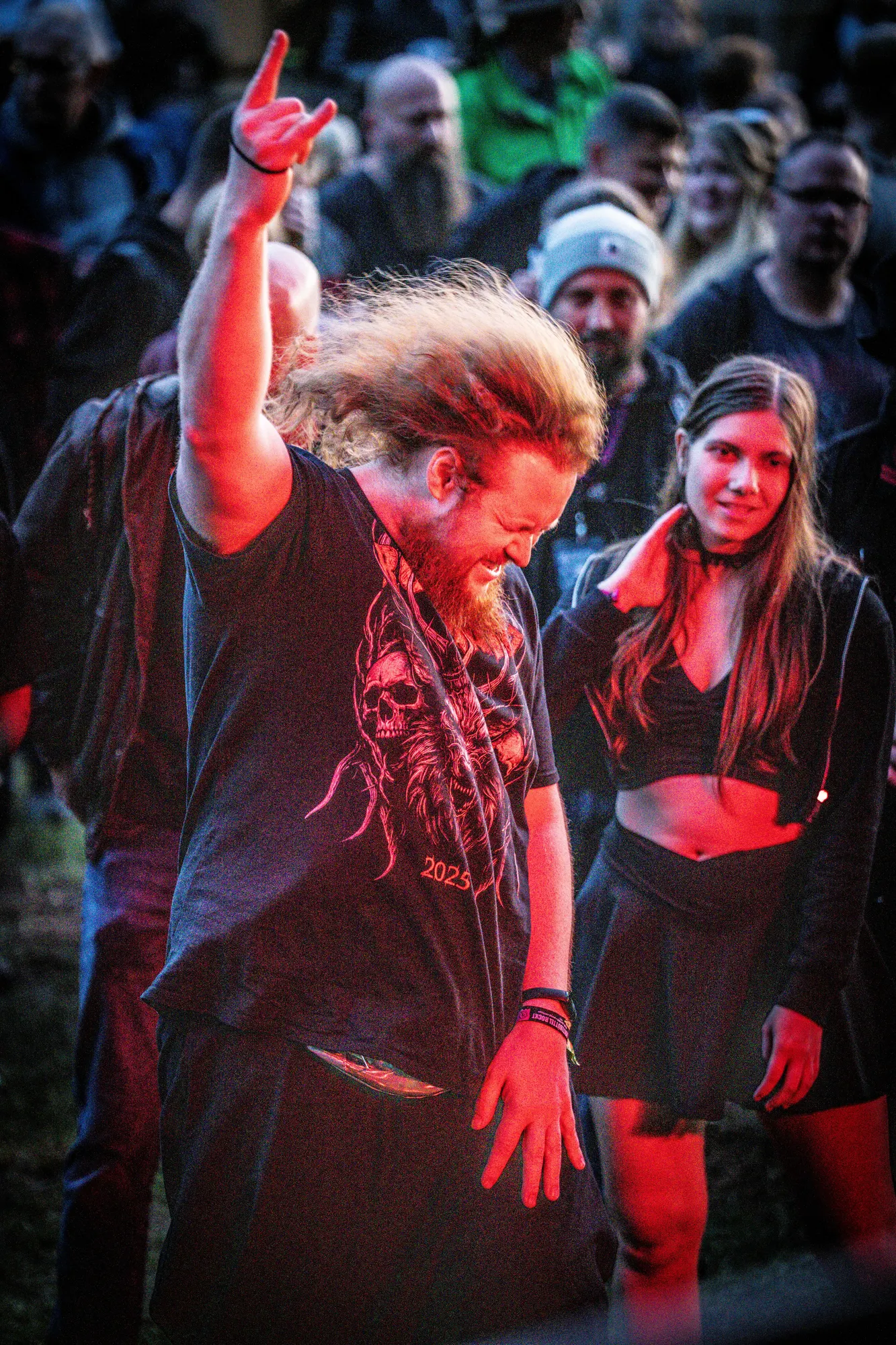 Festivalgast beim Headbangen im Publikum, Holtebüttel Rockt 2026