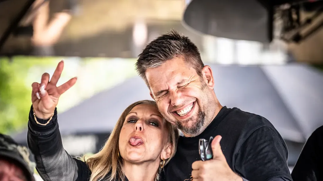 Zwei Festivalgäste posieren lachend für ein Foto, Holtebüttel Rockt 2026