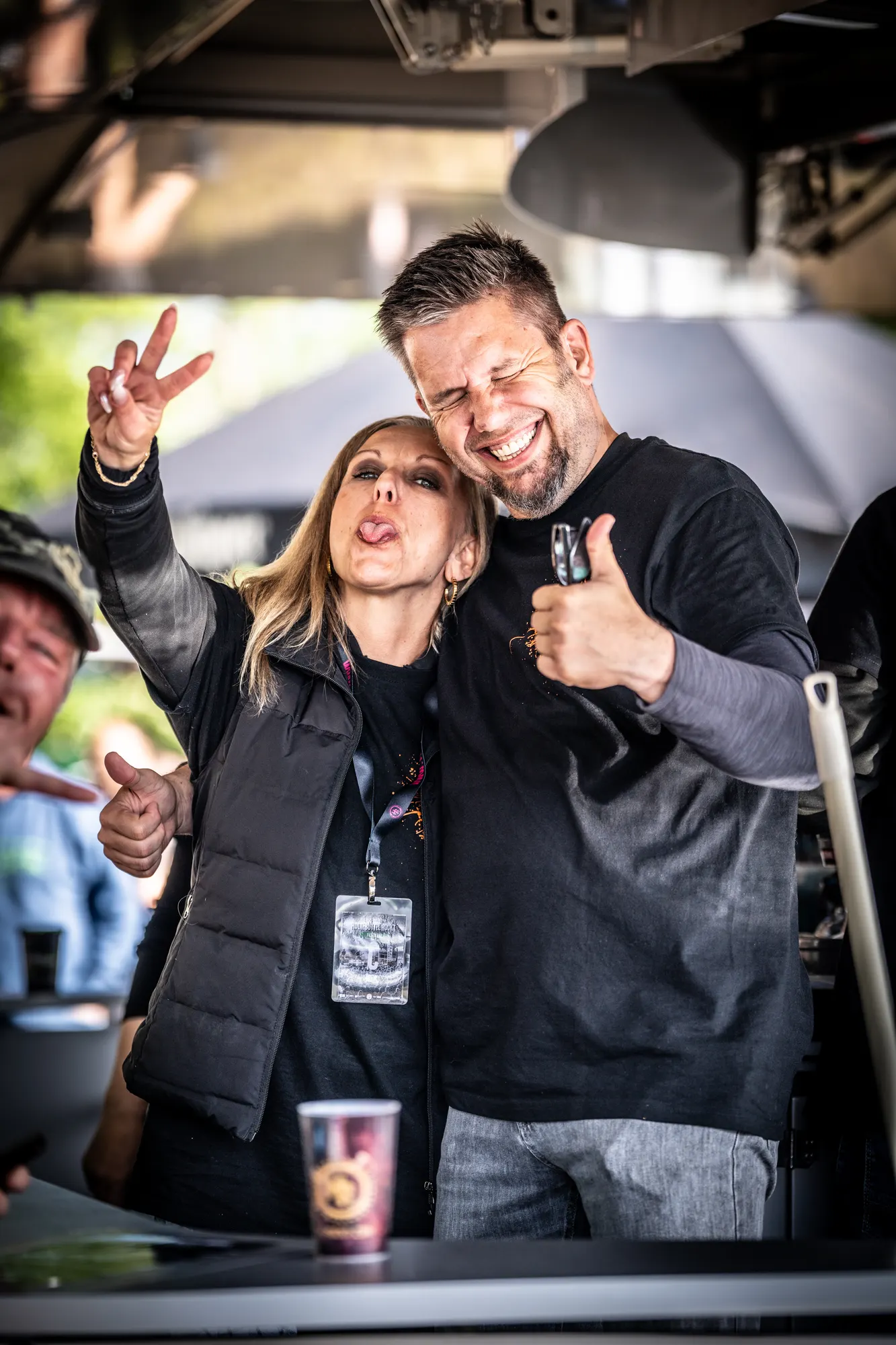 Zwei Festivalgäste posieren lachend für ein Foto, Holtebüttel Rockt 2026