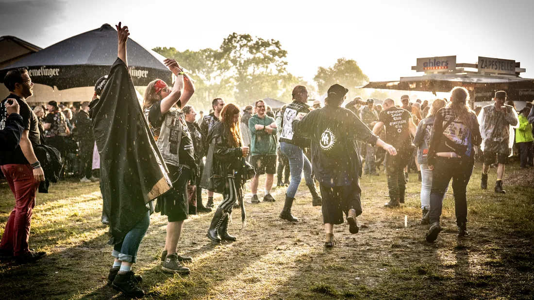 Tanzende Festivalgäste im Abendlicht, Holtebüttel Rockt 2026