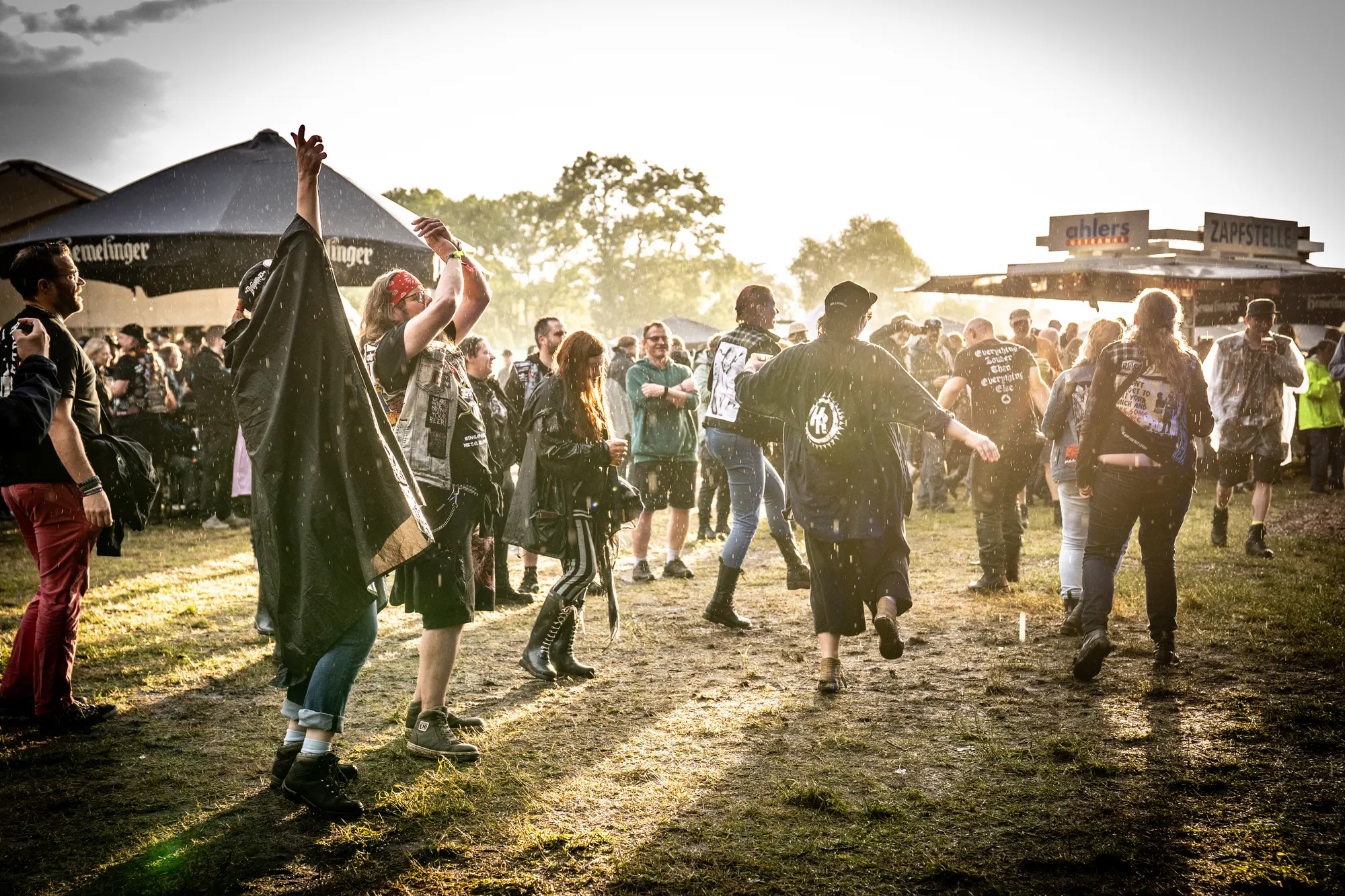 Tanzende Festivalgäste im Abendlicht, Holtebüttel Rockt 2026
