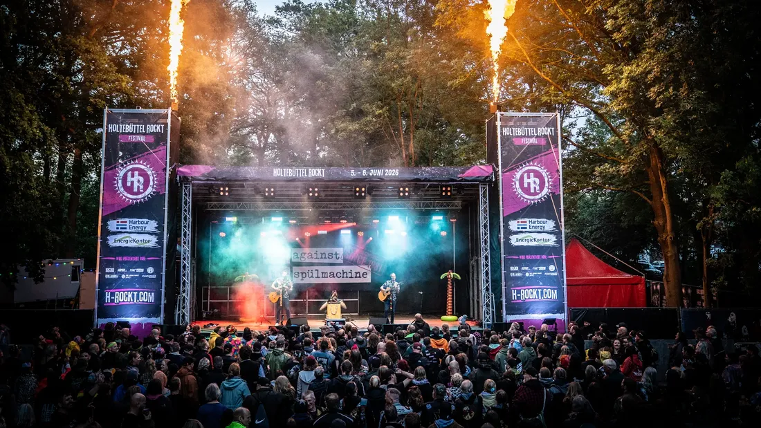 Reis Against The Spülmachine auf der Festivalbühne mit Flammeneffekten, Holtebüttel Rockt 2026