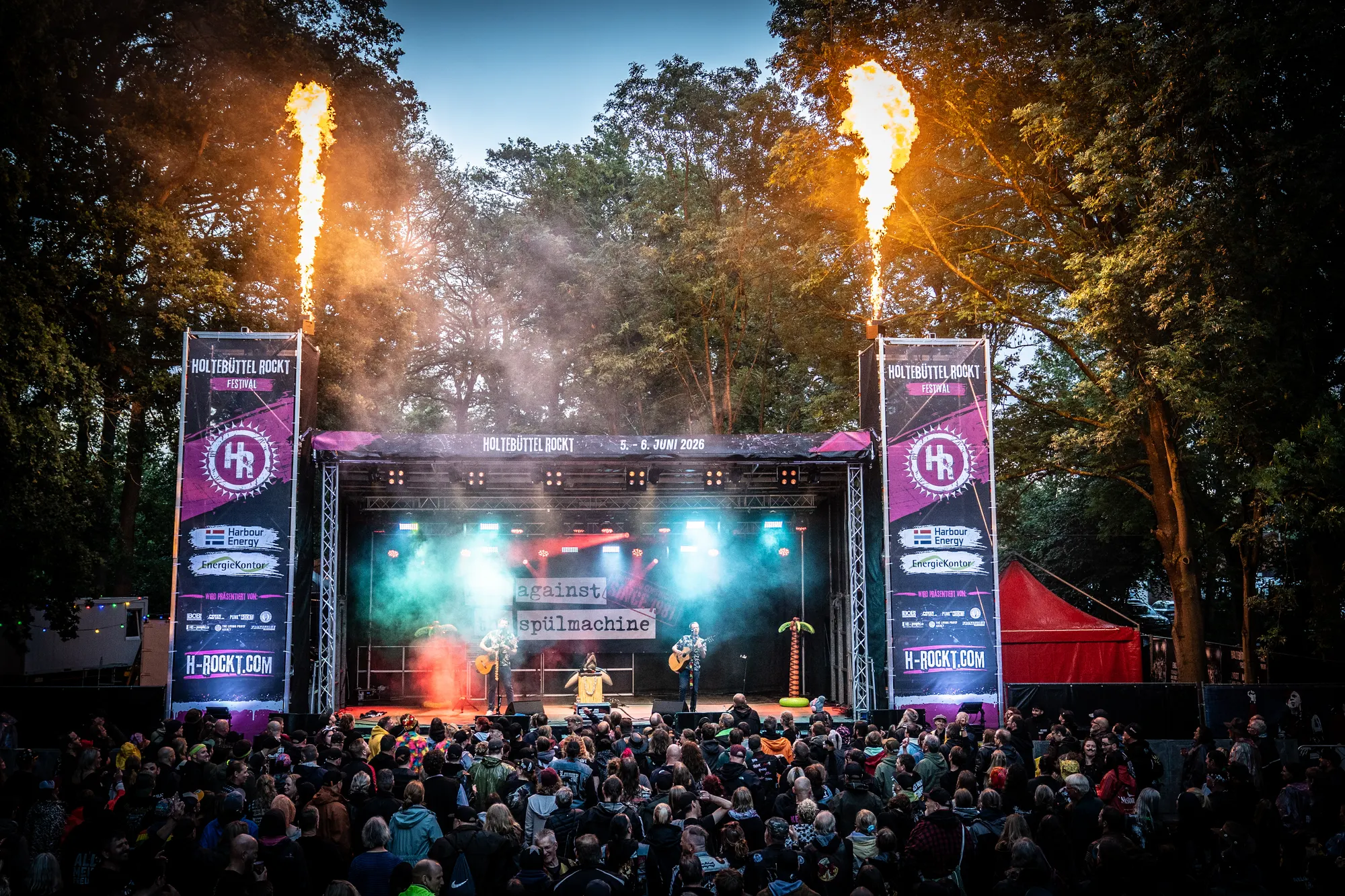 Reis Against The Spülmachine auf der Festivalbühne mit Flammeneffekten, Holtebüttel Rockt 2026