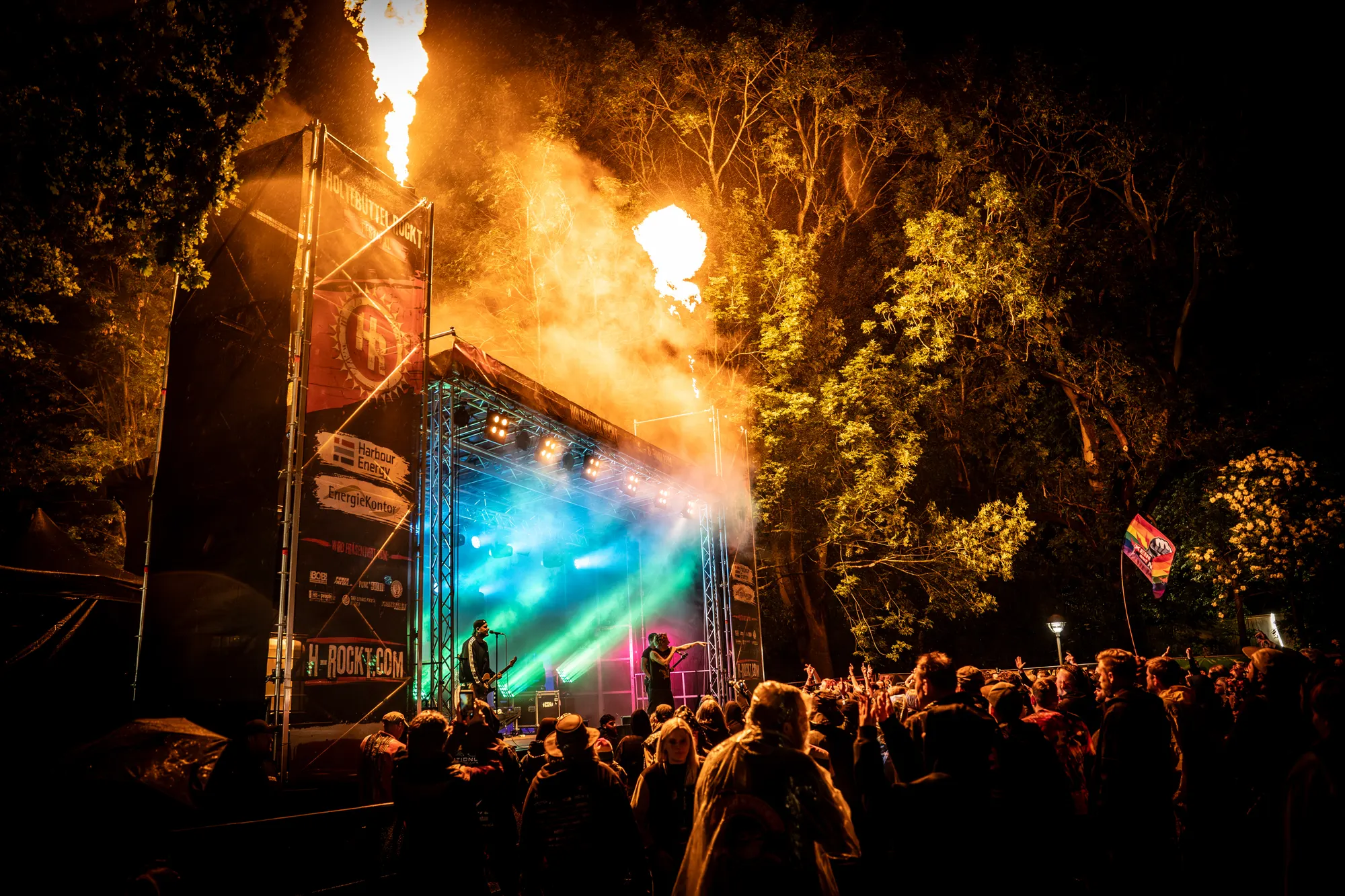 Festivalbühne mit Flammeneffekten bei Nacht, Holtebüttel Rockt 2026
