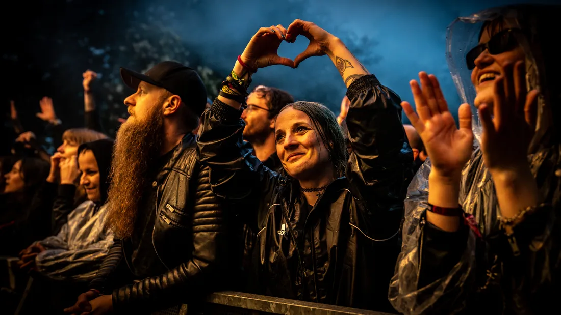 Festivalgäste an der Absperrung, eine Besucherin formt mit den Händen ein Herz, Holtebüttel Rockt 2026