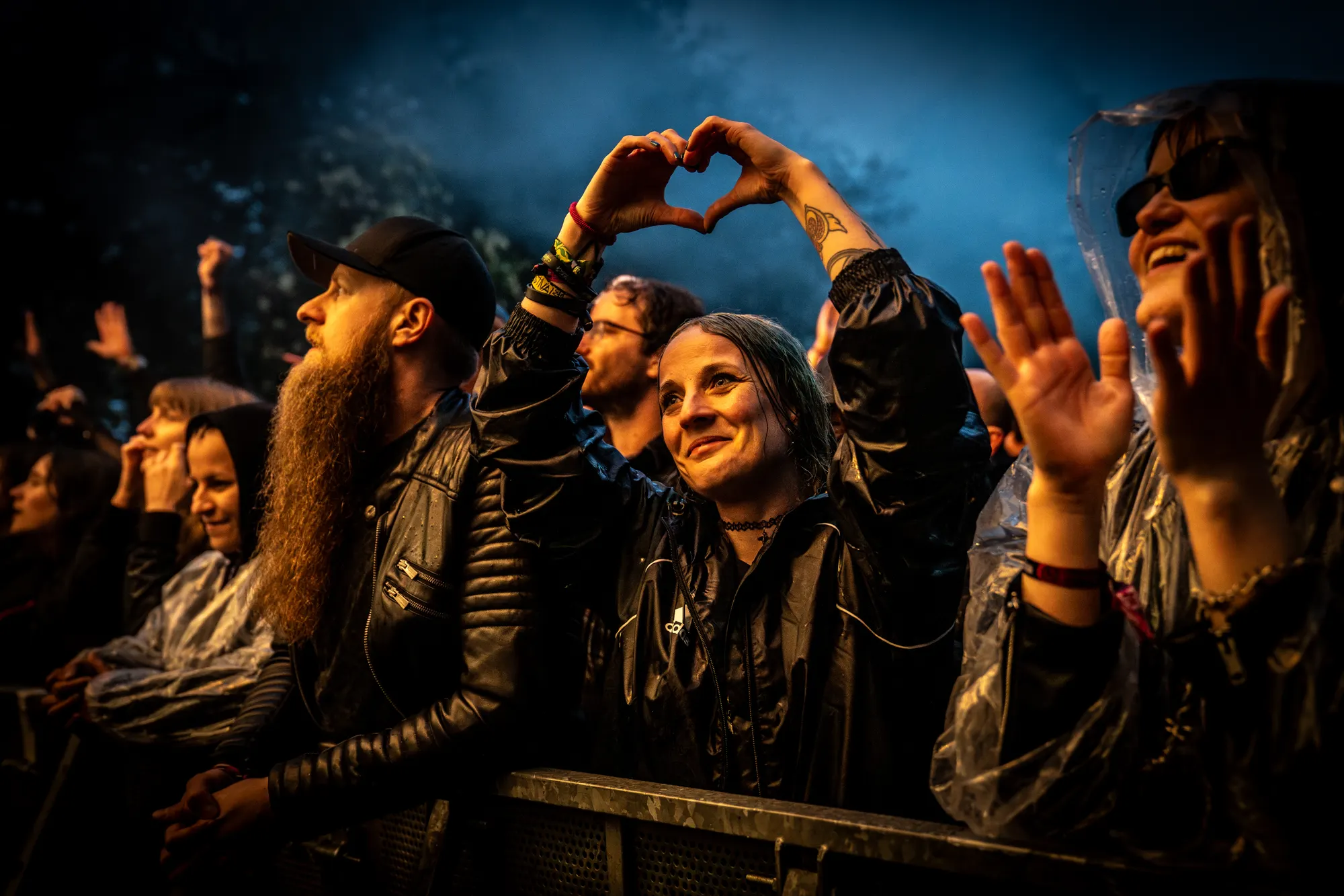 Festivalgäste an der Absperrung, eine Besucherin formt mit den Händen ein Herz, Holtebüttel Rockt 2026