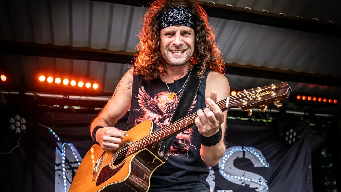 Gitarrist mit akustischer Gitarre auf der Bühne, Holtebüttel Rockt 2026