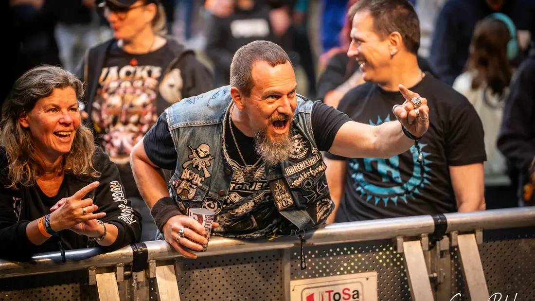 Begeisterte Festivalgäste an der Bühnenabsperrung, Holtebüttel Rockt 2024