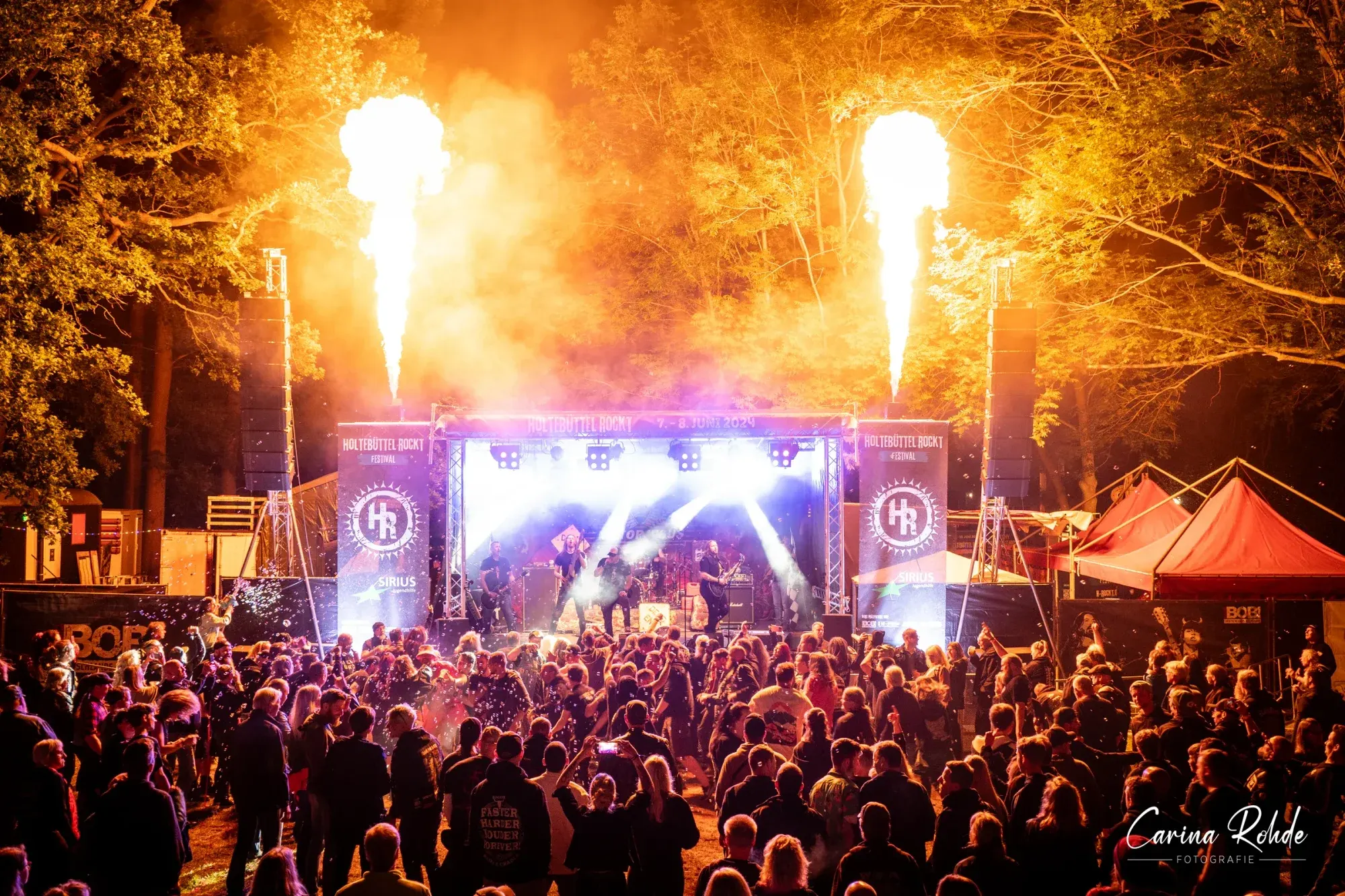 Bühne und Publikum beim Holtebüttel Rockt 2024 mit leuchtenden Flammenfontänen