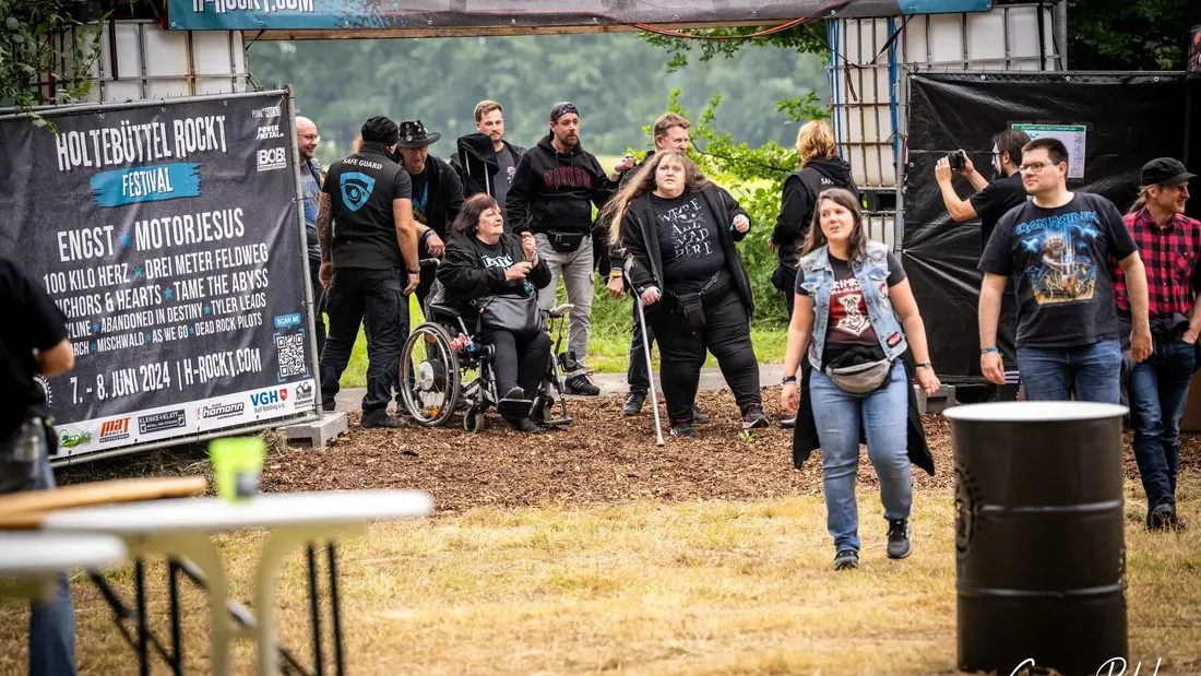 Festivalgäste am Eingang von Holtebüttel Rockt 2024