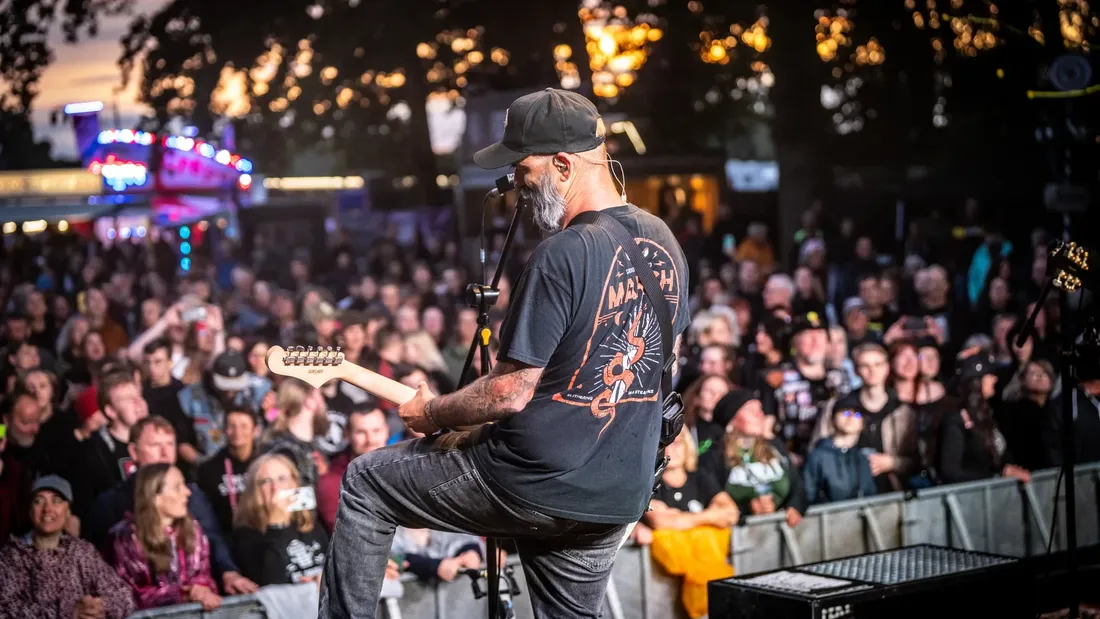 Gitarrist auf der Bühne vor dem Festivalpublikum bei Holtebüttel Rockt 2025