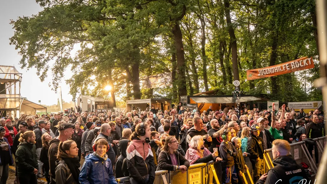 Festivalpublikum vor der Bühne im Abendlicht, Holtebüttel Rockt 2024