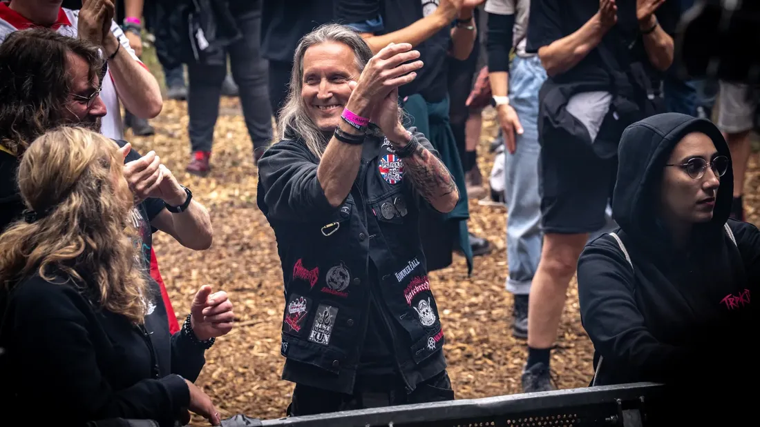 Festivalgäste applaudieren vor der Bühne bei Holtebüttel Rockt 2025