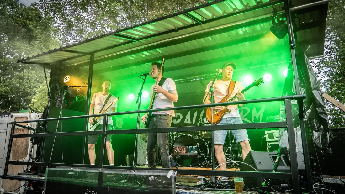 Band auf einer kleinen Bühne im grünen Licht beim Pre-Opening von Holtebüttel Rockt 2025