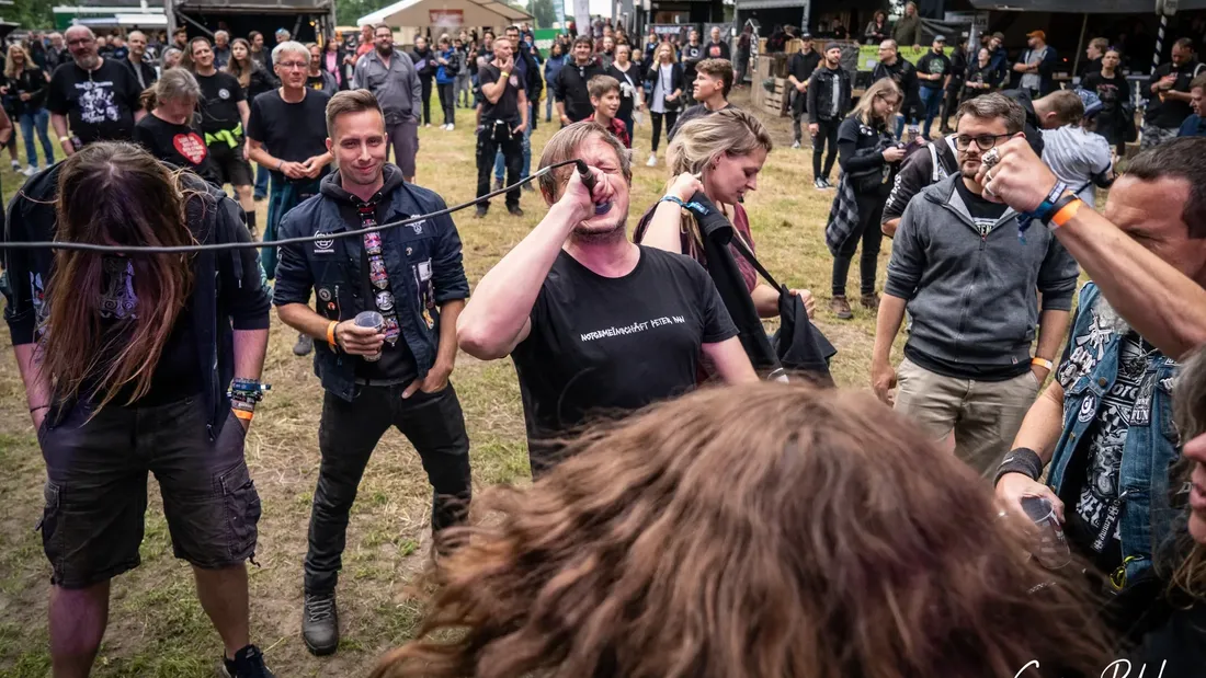 Festivalgäste beim Tanzen vor der Bühne, Holtebüttel Rockt 2024
