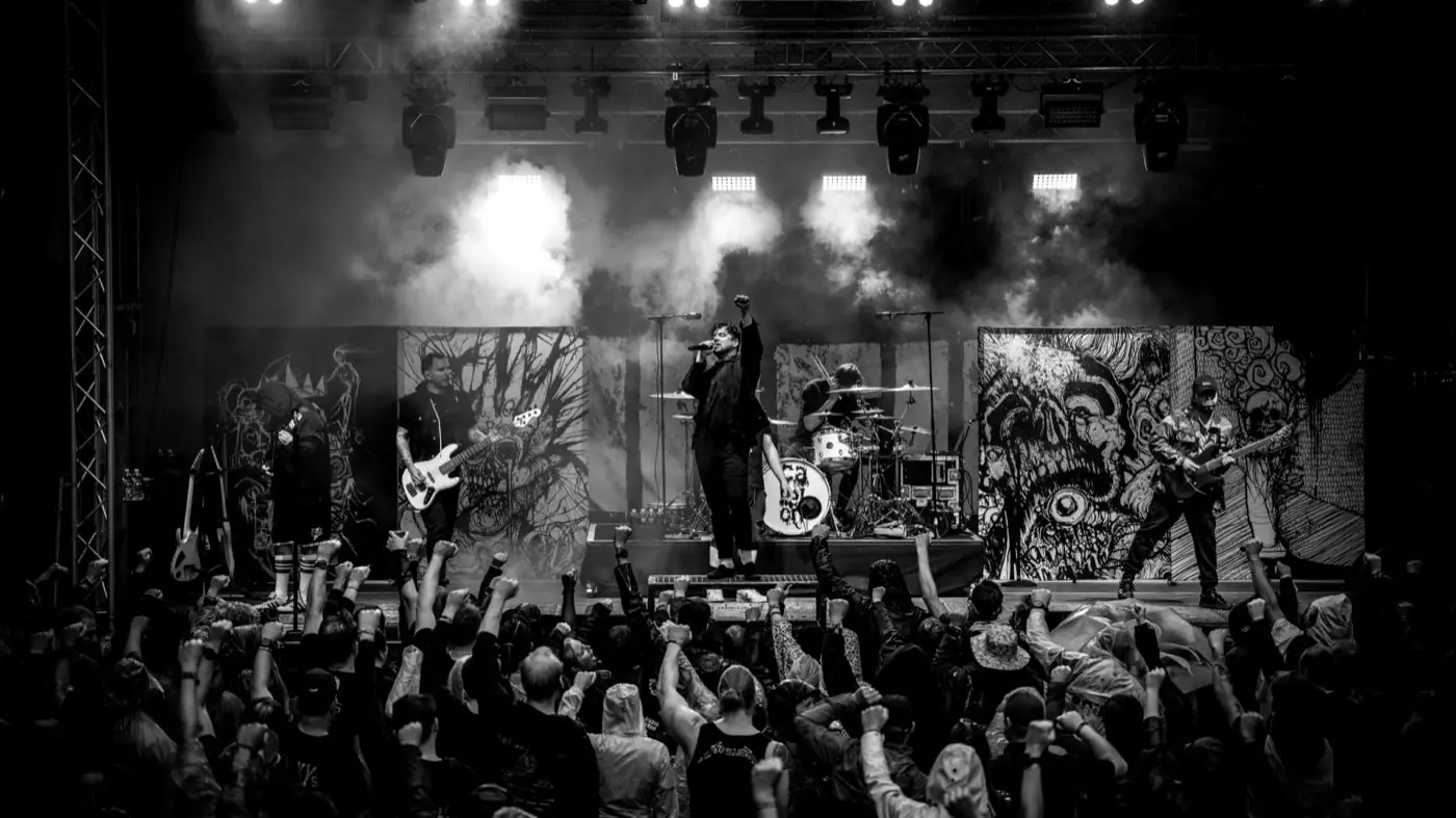 Band auf der Mainstage im blauen Bühnenlicht