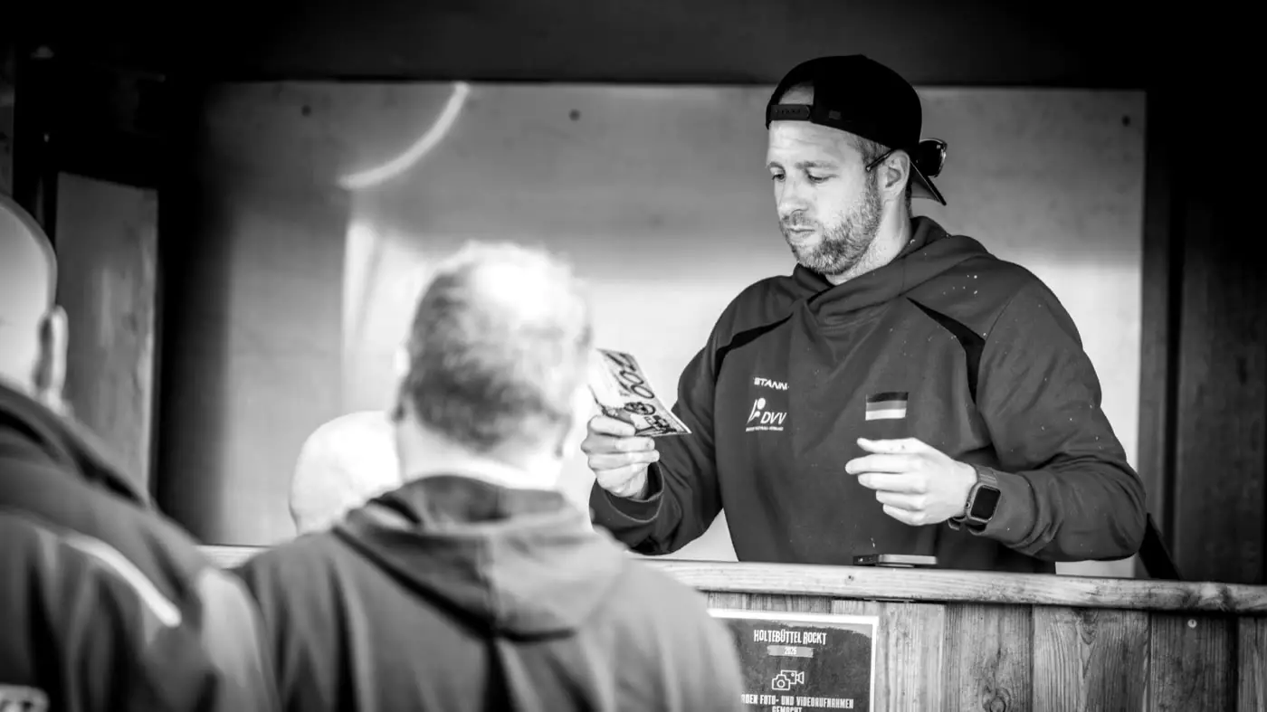 Ehrenamtlicher am Ticketschalter beim Ticket-Check