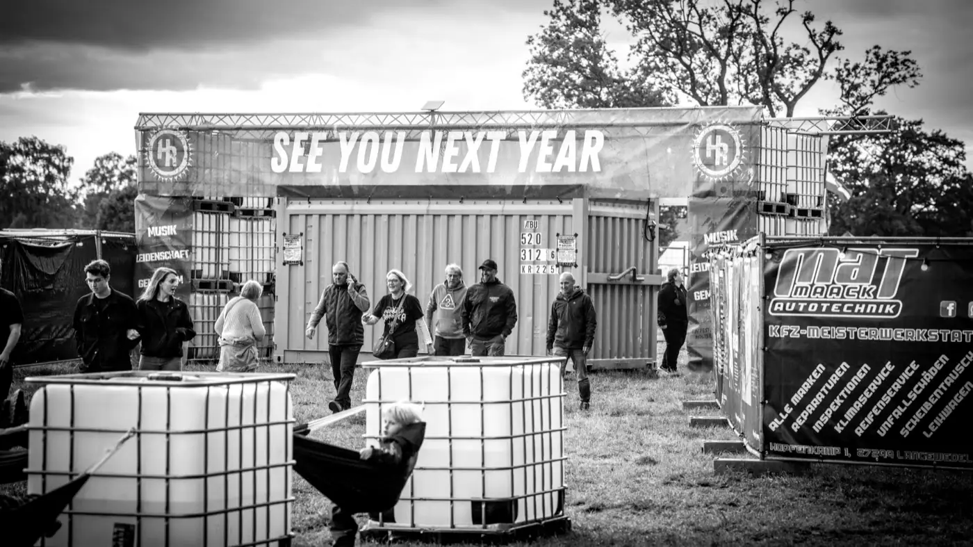 Ausgang mit Banner „See you next year“