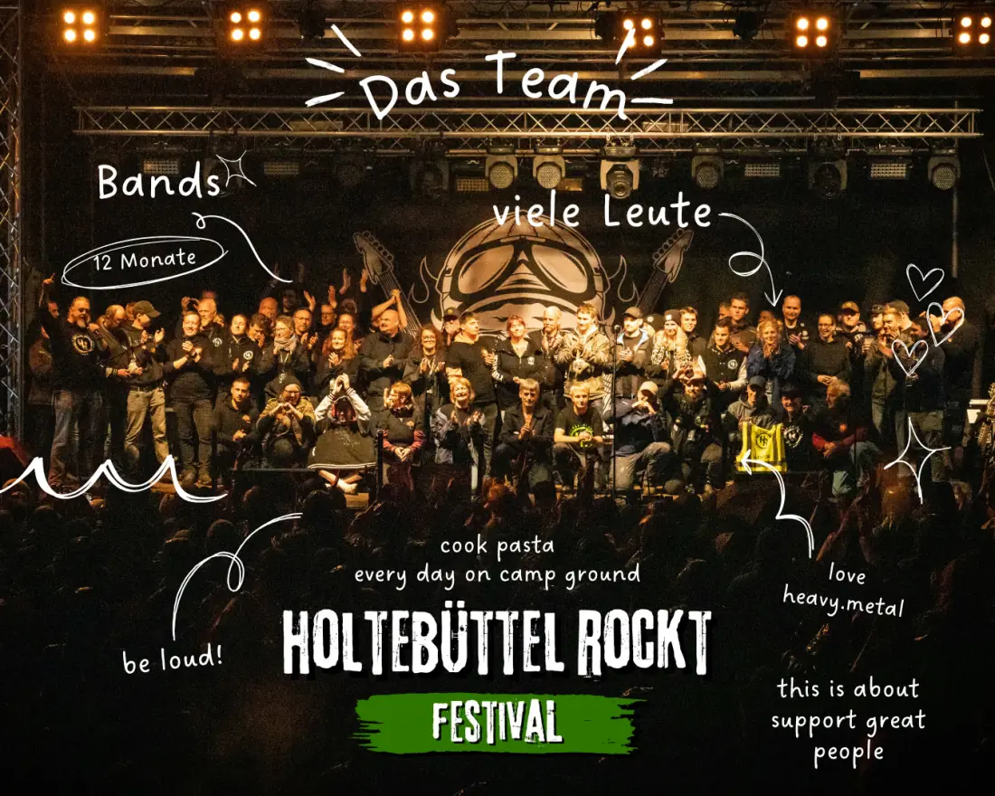 Das komplette Holtebüttel-Rockt-Team auf der Bühne, umgeben von handschriftlichen Notizen: „Das Team“, „Bands“, „12 Monate“, „viele Leute“, „be loud!“, „this is about support great people“.